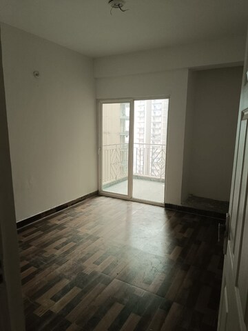 Room in 2 BHK Apartment at Migsun Twinz, Eta Ii Greater Noida – for Rent