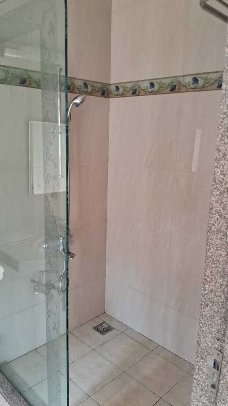 Bathroom, la-shanz-co-operative-housing-society-ltd 2 Bedroom 1250 Sq.Ft. Apartment In Boat Club Road Pune 7952464