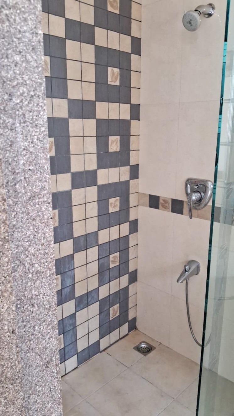 Bathroom, la-shanz-co-operative-housing-society-ltd 2 Bedroom 1250 Sq.Ft. Apartment In Boat Club Road Pune 7952464