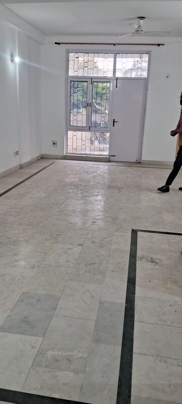 Room in 2 BHK Apartment at Migsun Vilaasa, Eta Ii Greater Noida – for Rent