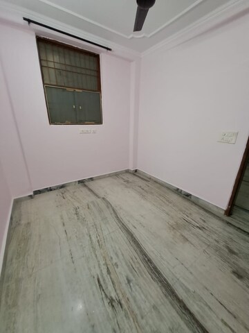 Room in 3 BHK Builder Floor at Sector 40 – for Rent