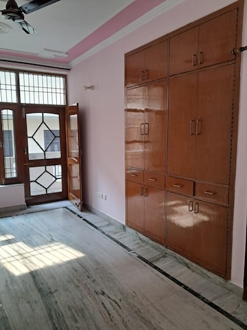 Room in 3 BHK Builder Floor at Sector 40 – for Rent
