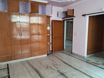 Room in 3 BHK Builder Floor at Sector 40 – for Rent