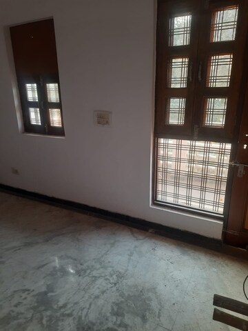 Room in 4 BHK Builder Floor at Ansal Plaza Sector-23, Sector 23 – for Rent