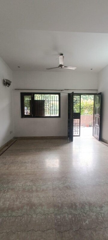 Room in 3 BHK Villa at Super MIG, Sector 105 – for Rent