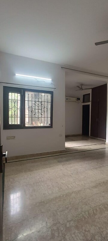 Room in 3 BHK Villa at Super MIG, Sector 105 – for Rent