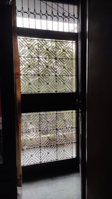 Furnished Amenities in 2 BHK Builder Floor at Dilshad Colony – for Sale