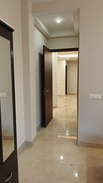 Building Lobby in 3 BHK Builder Floor at Ansal Sushant Lok I, Sector 43 – for Rent