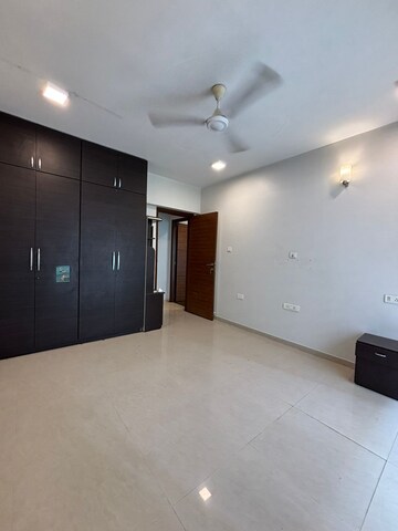 Room in 4 BHK Apartment at LnT Veridian, Powai – for Sale