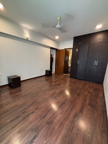 Room in 4 BHK Apartment at LnT Veridian, Powai – for Sale