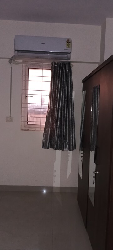 Room in 2 BHK Apartment at Vile Parle West – for Rent