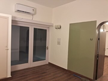 Room in 1 BHK Builder Floor at Defence Colony – for Rent