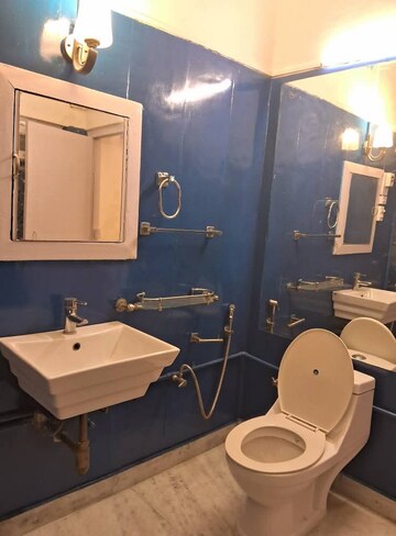 Master Bedroom in 1 BHK Builder Floor at Defence Colony – for Rent