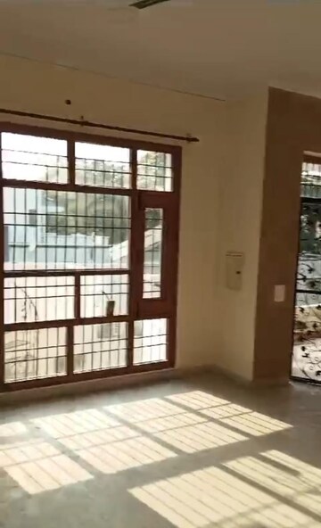 Room in 3 BHK Builder Floor at Sector 15 – for Rent