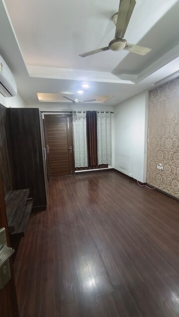 Room in 3 BHK Builder Floor at Sushant Lok 2, Sector 57 – for Rent