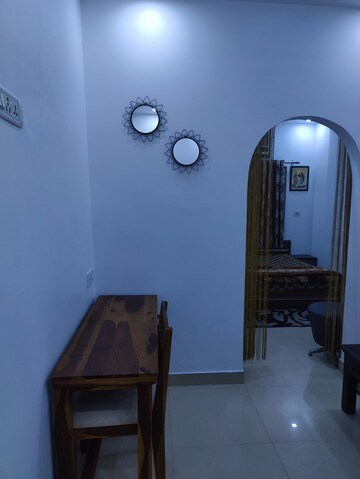 Furnished Amenities in 1.5 BHK Apartment at Paschim Vihar – for Rent