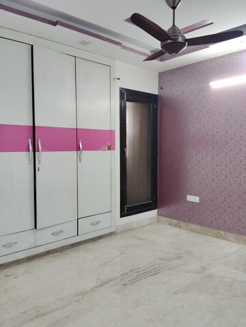 Room in 3.5 BHK Apartment at Paschim Vihar – for Rent