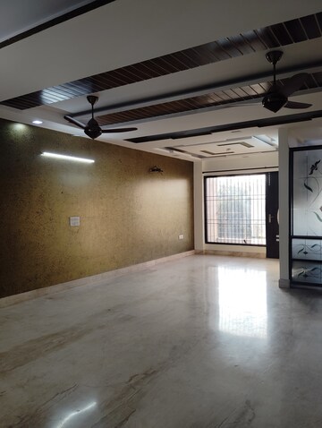 Room in 3.5 BHK Apartment at Paschim Vihar – for Rent