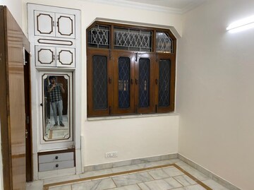Furnished Amenities in 1.5 BHK Apartment at Paschim Vihar – for Rent