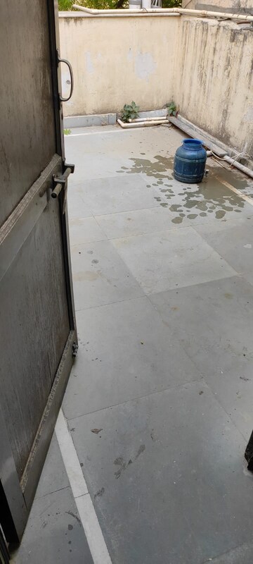 Balcony in 1 RK Builder Floor at Ansal Sushant Lok I, Sector 43 – for Rent