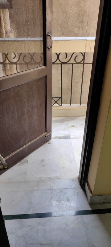 Balcony in 1 RK Builder Floor at Ansal Sushant Lok I, Sector 43 – for Rent