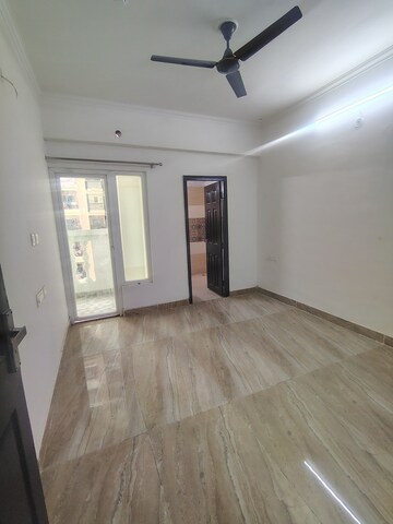 Room in 3.5 BHK Apartment at Divine Grace Housing Society, Omega Ii Greater Noida – for Rent