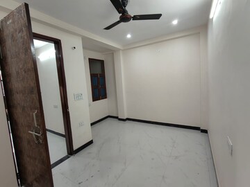 Room in 2.5 BHK Builder Floor at Mayur Vihar Phase 1 – for Rent