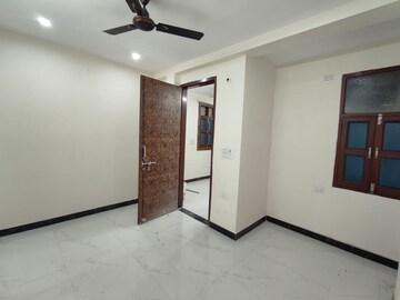 Room in 2.5 BHK Builder Floor at Mayur Vihar Phase 1 – for Rent