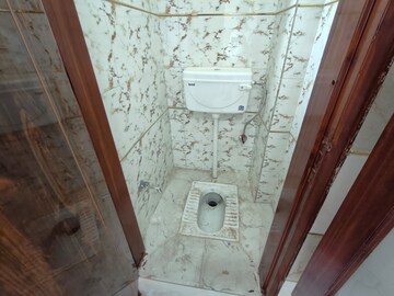 Bathroom in 2.5 BHK Builder Floor at Mayur Vihar Phase 1 – for Rent