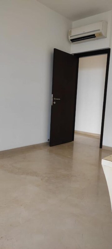 Room in 2.5 BHK Apartment at Oberoi Realty Splendor, Jogeshwari East – for Rent