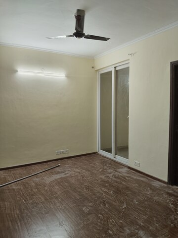 Room in 3 BHK Apartment at Amrapali Leisure Park, Amrapali Leisure Valley – for Rent