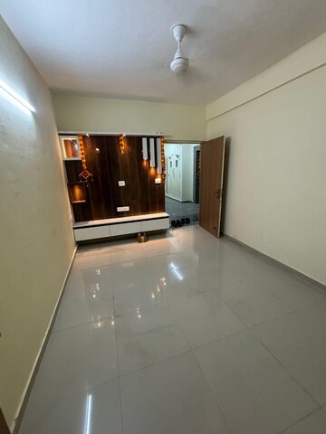 Room in 2 BHK Apartment at Pyramid Elite, Sector 86 – for Rent