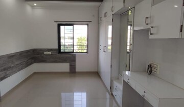 Room in 2 BHK Apartment at Narendra Nagar – for Rent