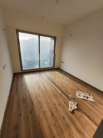 Room in 3 BHK Apartment at Kalpataru The Sunrise, Kolshet Road – for Sale
