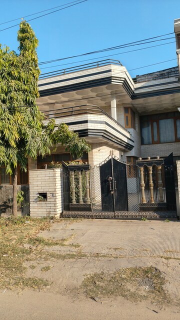 Master Bedroom in 3.5 BHK Villa at Sector 21 – for Sale