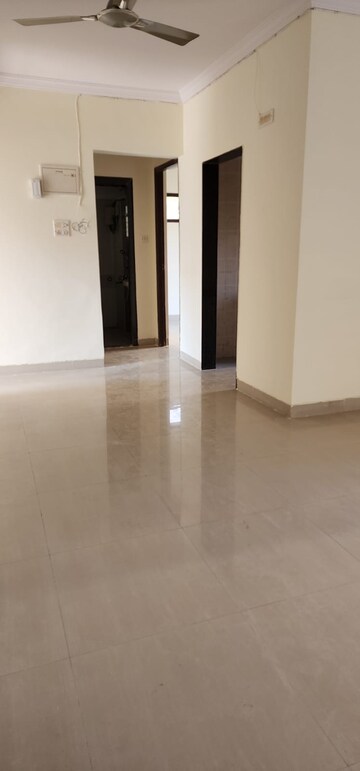 Room in 3 BHK Apartment at Kalpataru Amare, Andheri West – for Rent