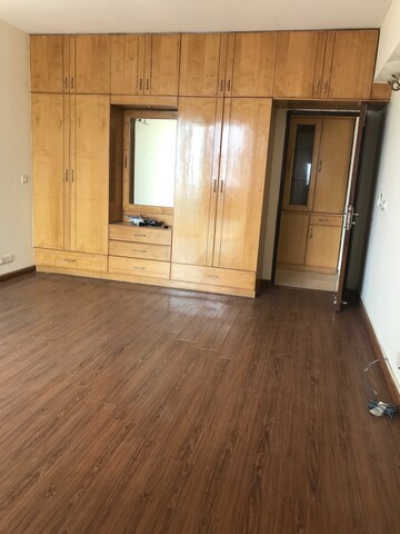 Furnished Amenities in 4 BHK Apartment at DLF The Icon, Dlf Phase V – for Rent