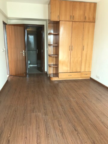 Furnished Amenities in 4 BHK Apartment at DLF The Icon, Dlf Phase V – for Rent
