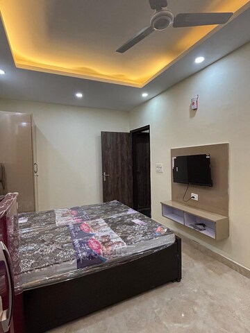 Bedroom in 1 RK Builder Floor at Queens Plaza, Sector 43 – for Rent