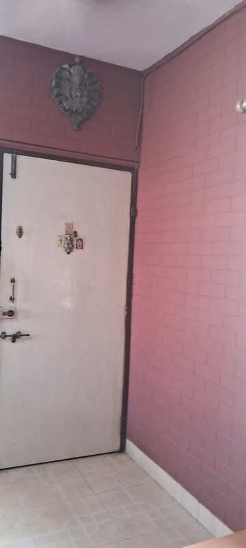 Room in 1 BHK Apartment at Saraswati Building Goregaon, Goregaon West – for Rent