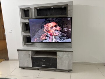 Furnished Amenities in 3 BHK Apartment at Vaishnodevi Circle – for Rent