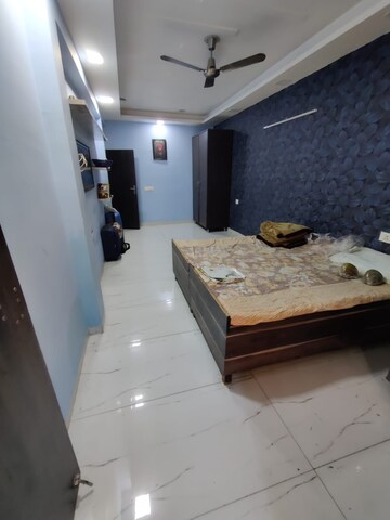 Bedroom in 2 BHK Apartment at DLF Pink Town House, Dlf City Phase 3 – for Rent