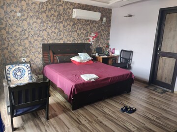 Bedroom in 2 BHK Apartment at DLF Pink Town House, Dlf City Phase 3 – for Rent