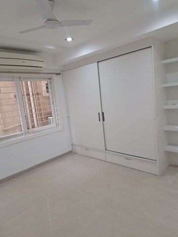 Room in 4 BHK Apartment at Niharika Signature, Gachibowli – for Rent