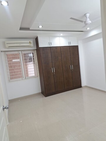 Room in 4 BHK Apartment at Niharika Signature, Gachibowli – for Rent