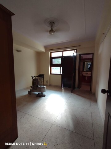Room in 3 BHK Apartment at Dwarka Mor – for Rent