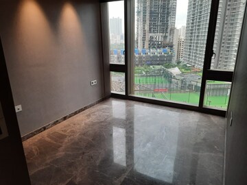 Room in 4 BHK Apartment at Lodha Trump Tower, Worli – for Rent