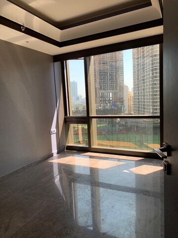 Room in 4 BHK Apartment at Lodha Trump Tower, Worli – for Rent