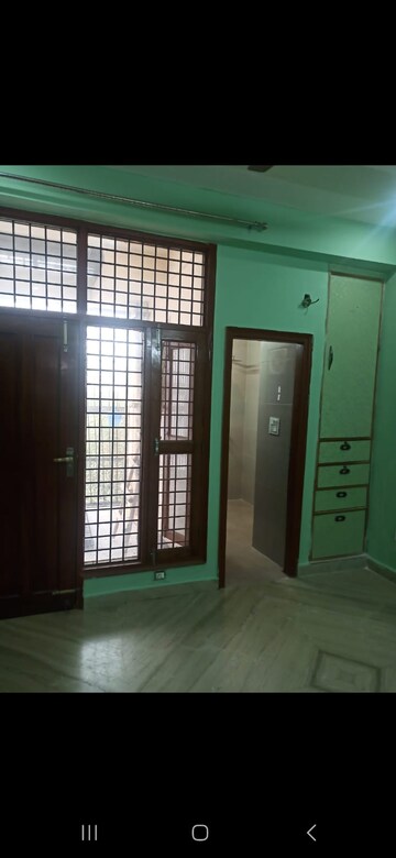 Room in 3 BHK Builder Floor at RWA Residential Society Sector 46, Sector 46 – for Rent