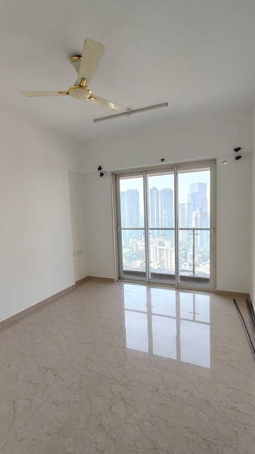 Room in 2 BHK Apartment at JP Decks, Goregaon East – for Rent
